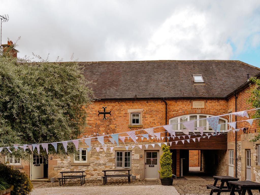 Courtyard wedding bunting