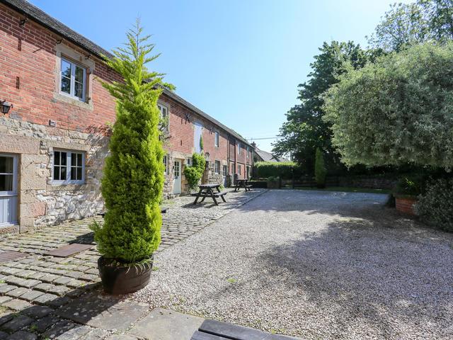 Knockerdown Cottages Courtyard