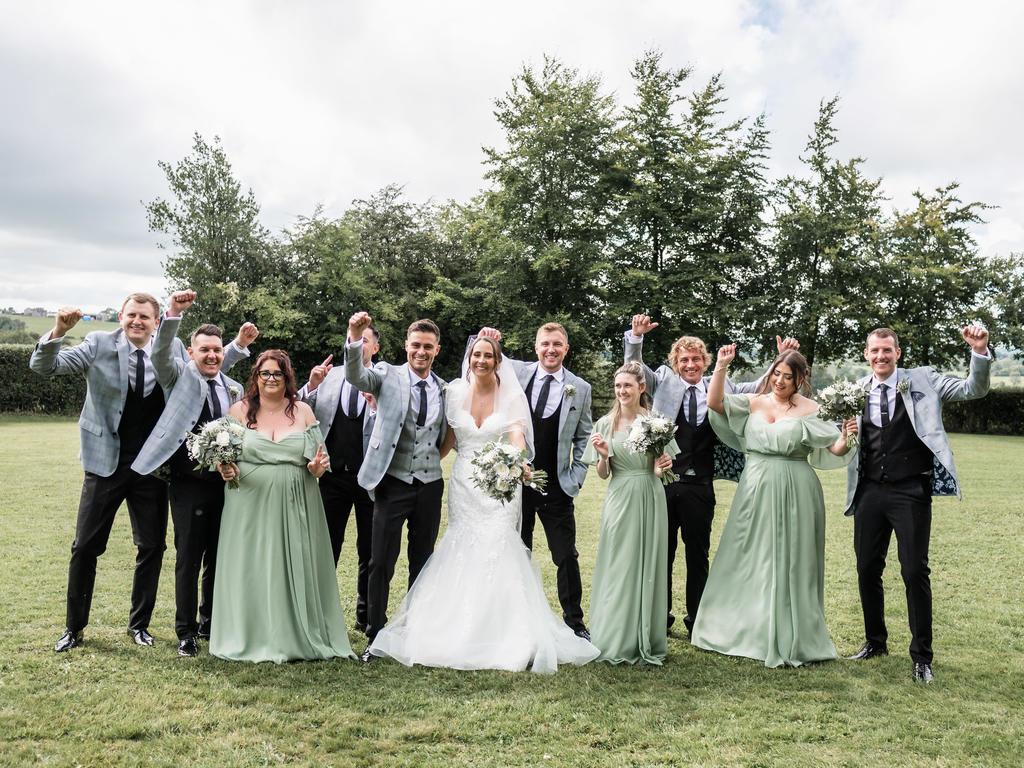 Outdoor group wedding picture